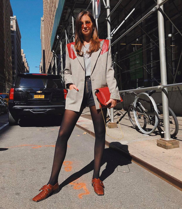 Ngoài việc kết hợp với jeans, quần âu, quần kaki, blazer còn được những cô nàng yêu vẻ đẹp sexy phối cùng short và chân váy ngắn. Ngoài việc kết hợp với jeans, quần âu, quần kaki, blazer còn được những cô nàng yêu vẻ đẹp sexy phối cùng short và chân váy ngắn.