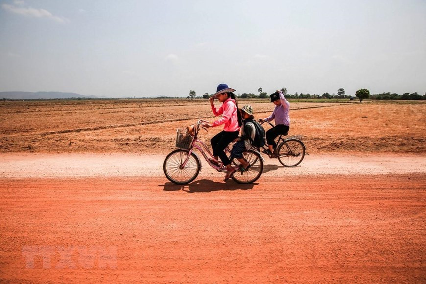 Học sinh xã Cư Kbang, huyện Ea Súp tới trường trong cái nắng nóng như thiêu đốt trên vùng đất đỏ không một bóng cây