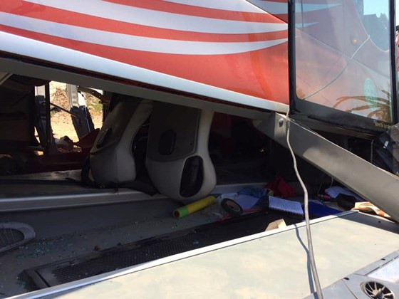 Khoảng 10 du khách người nước ngoài cùng tài xế đã được người dân đưa đi cấp cứu