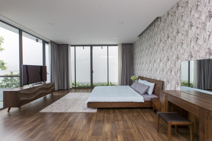 Nhà có 4 phòng ngủ, từ các phòng ngủ, gia chủ đều dễ dàng ngắm sân vườn thông qua những bức tường kính. Nhà có 4 phòng ngủ, từ các phòng ngủ, gia chủ đều dễ dàng ngắm sân vườn thông qua những bức tường kính.