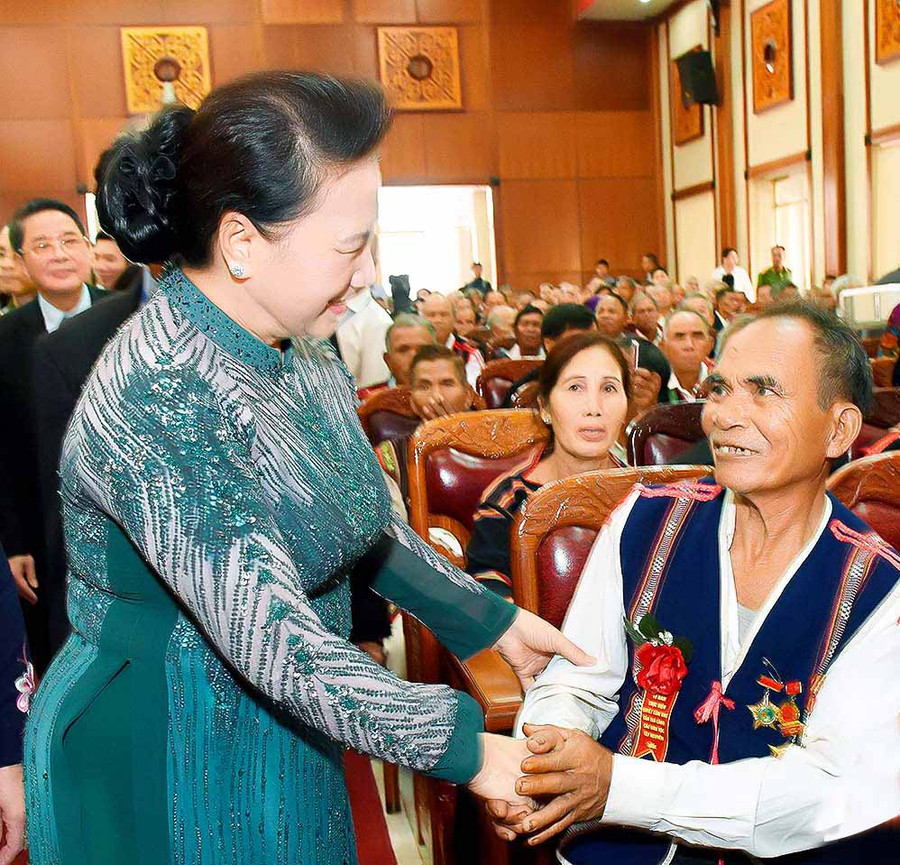 ồng chí Nguyễn Thị Kim Ngân-Chủ tịch Quốc hội trò chuyện với các già làng. Ảnh: Đức Thụy