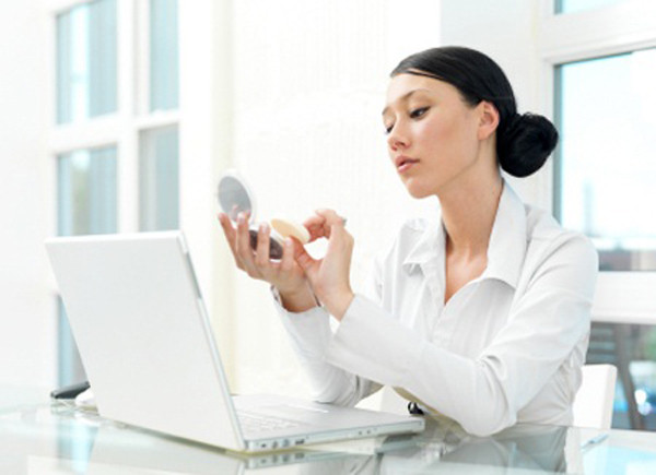  Kem dưỡng da chứa hyaluronic acid, sodium hyaluronate giúp da giữ nước, trông khỏe khoắn hơn.