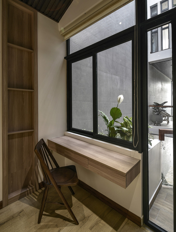 Trừ nhà vệ sinh nằm trong các phòng ngủ, tất cả các không gian chức năng đều tiếp xúc trực tiếp với khu vực thông tầng, nhờ cửa ra vào và cửa sổ. Trừ nhà vệ sinh nằm trong các phòng ngủ, tất cả các không gian chức năng đều tiếp xúc trực tiếp với khu vực thông tầng, nhờ cửa ra vào và cửa sổ.