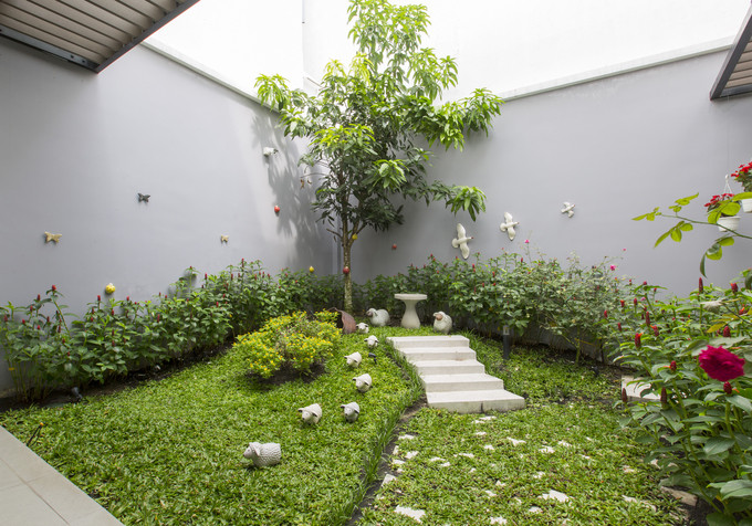 Cảnh quan được tổ chức khéo léo, để từ cổng bước vào, khách có thể hướng tầm mắt tới nhiều góc nhìn khác nhau.  Cảnh quan được tổ chức khéo léo, để từ cổng bước vào, khách có thể hướng tầm mắt tới nhiều góc nhìn khác nhau.