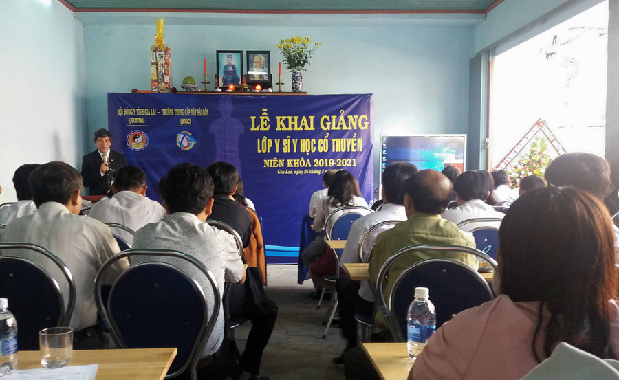 Lễ khai giảng lớp Y sĩ y học cổ truyền. Ảnh: Như Nguyện