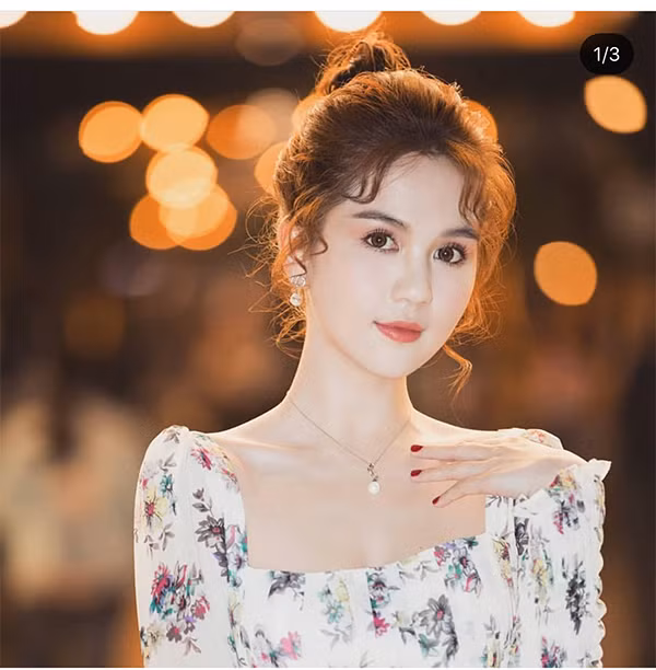 Sử dụng cả chuỗi vòng cổ ngọc trai dễ mang tới cảm giác nặng nề và 'già nua'. Tuy nhiên chọn các mẫu trang sức đính ngọc nhẹ nhàng như Ngọc Trinh lại giúp bạn gái ghi điểm khi đi tiệc.