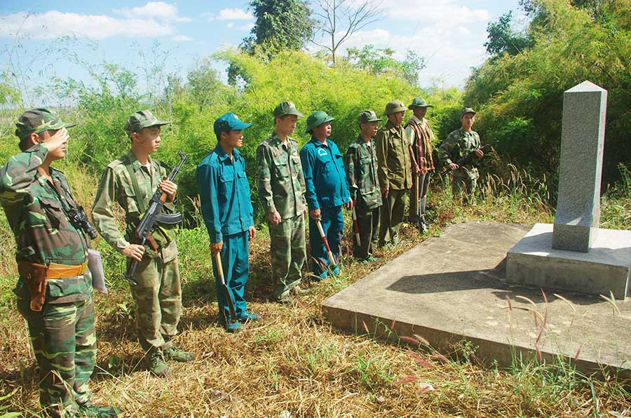  Cán bộ, chiến sĩ Đồn Biên phòng Cửa khẩu Quốc tế Lệ Thanh tuần tra bảo vệ cột mốc. Ảnh: P.D