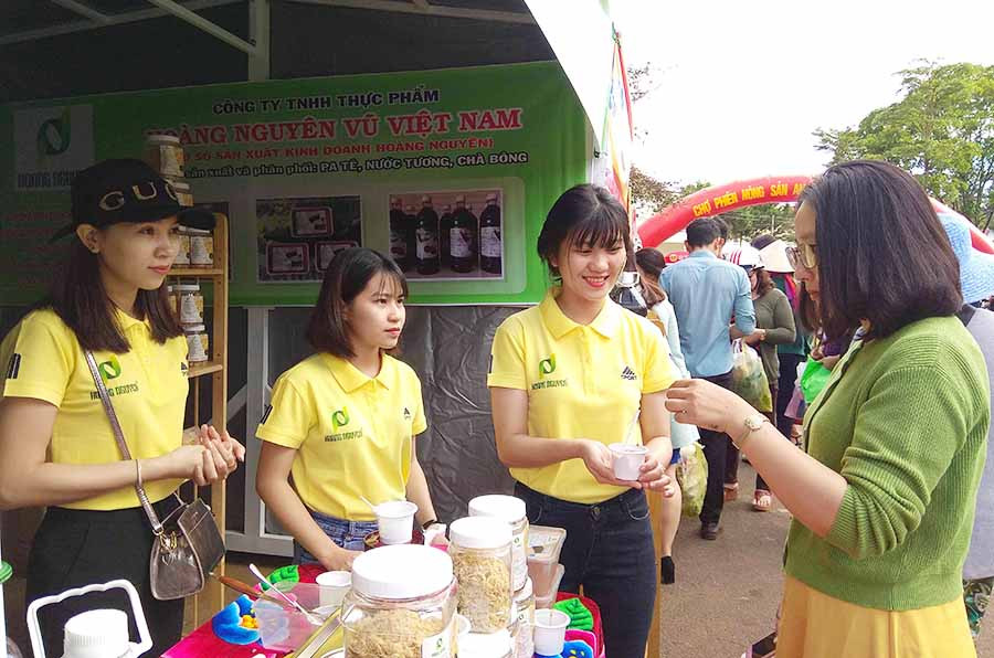 Các sản phẩm bán tại phiên chợ nông sản an toàn được người tiêu dùng quan tâm. Ảnh: L.L