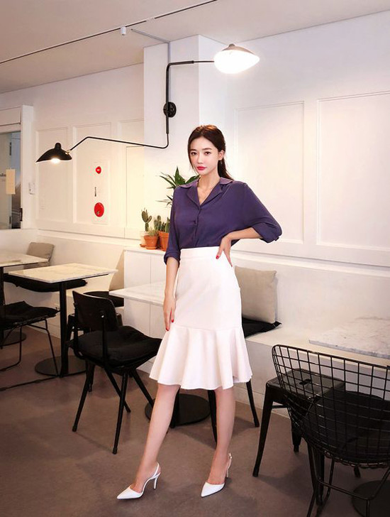 Sơ mi lụa mềm cổ vest, cổ danton là các sản phẩm được ưa chuộng ở mùa hè. Để giúp mình thêm quyến rũ, các nàng có thể mix áo hợp mốt cùng chân váy loa kèn.