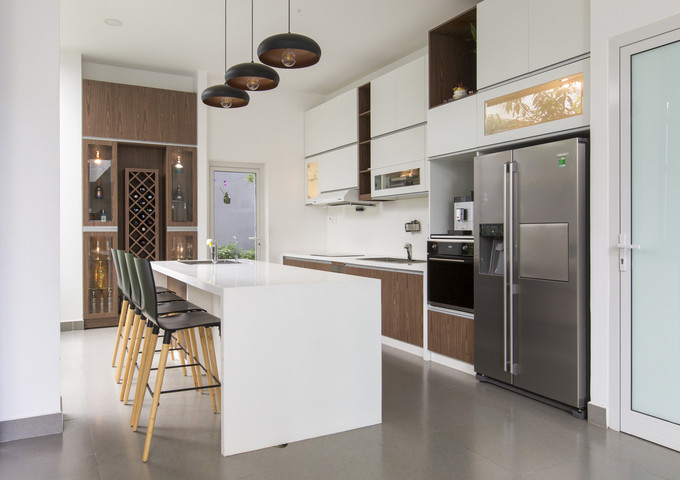 Khi không muốn ngồi ngoài hiên, gia chủ có thể thưởng thức bữa ăn ngay tại quầy bar nhà bếp.  Khi không muốn ngồi ngoài hiên, gia chủ có thể thưởng thức bữa ăn ngay tại quầy bar nhà bếp.