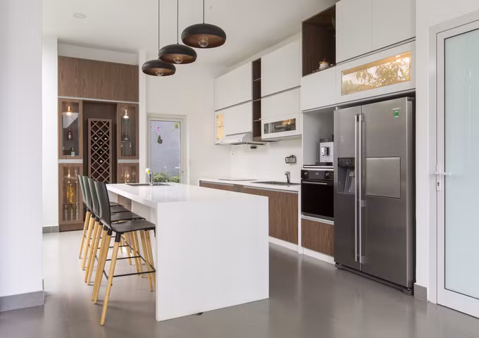  Khi không muốn ngồi ngoài hiên, gia chủ có thể thưởng thức bữa ăn ngay tại quầy bar nhà bếp.