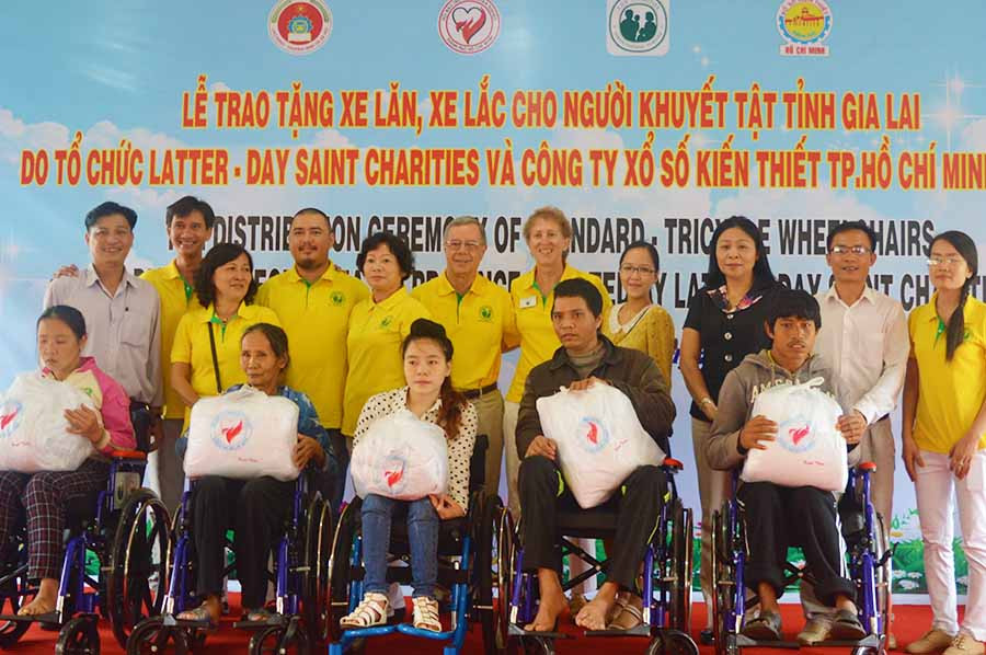  Trao tặng xe lăn cho người khuyết tật. Ảnh: Đ.Y