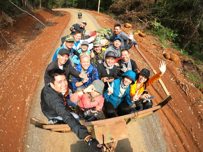 Xe máy cày chuyên dụng chở đoàn có thể “càn quét” mọi chướng ngại vật trong đường băng rừng hiểm trở. Ngồi trên xe di chuyển gập ghềnh là một trong những khoảnh khắc ấn tượng nhất cuộc hành trình. Cả nhóm tranh thủ ghi lại quang cảnh núi rừng hoang sơ xung quanh, bất chợt thành viên đoàn hô lên khi bị những sâu róm, sâu đo hay bọ cánh cứng có hình thù kỳ lạ bám trên các nhánh lá rừng rớt trúng vào người, khi xe di chuyển ngang qua. Xe máy cày chuyên dụng chở đoàn có thể “càn quét” mọi chướng ngại vật trong đường băng rừng hiểm trở. Ngồi trên xe di chuyển gập ghềnh là một trong những khoảnh khắc ấn tượng nhất cuộc hành trình. Cả nhóm tranh thủ ghi lại quang cảnh núi rừng hoang sơ xung quanh, bất chợt thành viên đoàn hô lên khi bị những sâu róm, sâu đo hay bọ cánh cứng có hình thù kỳ lạ bám trên các nhánh lá rừng rớt trúng vào người, khi xe di chuyển ngang qua.