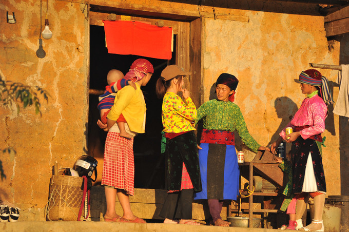 Ráng chiều vàng bình yên rọi xuống ngôi nhà cuối bản. Người dân Lao Xa đều là dân tộc Mông sống bằng nghề nông, chăn nuôi, đặc biệt còn 6 hộ làm nghề đúc bạc truyền thống. Nghề đúc bạc là niềm tự hào của Lao Xa, với những sản phẩm thủ công làm trang sức: lắc, vòng cổ, dây chuyền, nhẫn... nổi tiếng toàn cao nguyên đá.