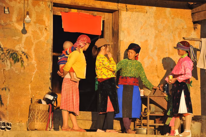 Ráng chiều vàng bình yên rọi xuống ngôi nhà cuối bản. Người dân Lao Xa đều là dân tộc Mông sống bằng nghề nông, chăn nuôi, đặc biệt còn 6 hộ làm nghề đúc bạc truyền thống. Nghề đúc bạc là niềm tự hào của Lao Xa, với những sản phẩm thủ công làm trang sức: lắc, vòng cổ, dây chuyền, nhẫn... nổi tiếng toàn cao nguyên đá.