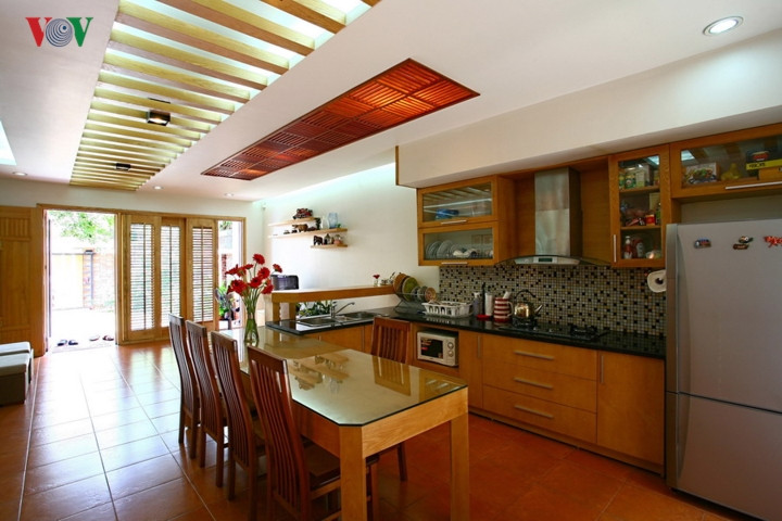 Phòng bếp với không gian mở. Cách tổ hợp bàn ăn liền với hệ thống tủ bếp, quầy bar tạo nên một không gian cô đọng, kín đáo hơn cho khu bếp và thuận tiện cho sinh hoạt. Chất liệu gỗ của cửa và đồ nội thất gợi cảm giác gần gũi nhưng vẫn hiện đại và mang phảng phất nét Á Đông Phòng bếp với không gian mở. Cách tổ hợp bàn ăn liền với hệ thống tủ bếp, quầy bar tạo nên một không gian cô đọng, kín đáo hơn cho khu bếp và thuận tiện cho sinh hoạt. Chất liệu gỗ của cửa và đồ nội thất gợi cảm giác gần gũi nhưng vẫn hiện đại và mang phảng phất nét Á Đông