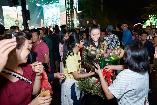 Với nhan sắc của mình, ngay khi bước xuống Phố đi bộ Nguyễn Huệ, Lãnh sự danh dự Rumani trở thành tâm điểm chú ý giữa hàng ngàn người. Với nhan sắc của mình, ngay khi bước xuống Phố đi bộ Nguyễn Huệ, Lãnh sự danh dự Rumani trở thành tâm điểm chú ý giữa hàng ngàn người.