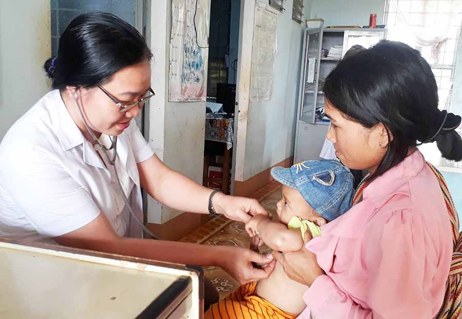 Bác sĩ Thái khám bệnh cho cháu Nuế. Ảnh: N.T  Bác sĩ Thái hám bệnh cho cháu Nuế. Ảnh: N.T