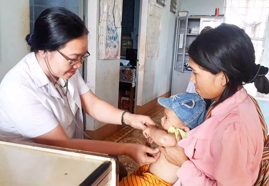  Bác sĩ Thái hám bệnh cho cháu Nuế. Ảnh: N.T 