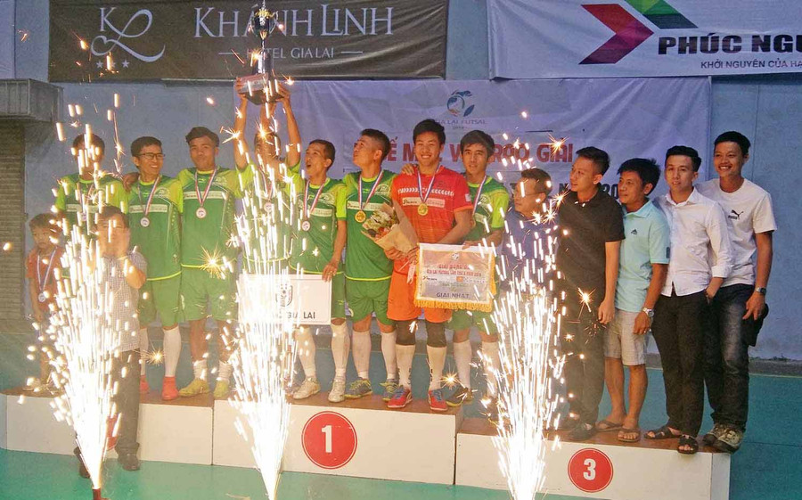 Ban tổ chức trao Cúp vô địch cho FC Yên Đỗ Gia Lai. Ảnh: Hà Phương