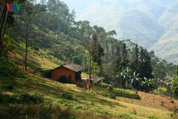 Từ cột cây số 0 ở thành phố Hà Giang, lên tới thị trấn Tam Sơn (trung tâm huyện Quản Bạ - “vùng thấp” của cao nguyên đá) là 40km; song mới đi quá nửa quãng đường, tới ranh giới Quản Bạ là đã chạm vào cao nguyên đá, là bắt đầu hành trình đèo dốc, là cảm giác rợn ngợp trước sự hùng vĩ của thiên nhiên, tạo hóa.  Từ cột cây số 0 ở thành phố Hà Giang, lên tới thị trấn Tam Sơn (trung tâm huyện Quản Bạ - “vùng thấp” của cao nguyên đá) là 40km; song mới đi quá nửa quãng đường, tới ranh giới Quản Bạ là đã chạm vào cao nguyên đá, là bắt đầu hành trình đèo dốc, là cảm giác rợn ngợp trước sự hùng vĩ của thiên nhiên, tạo hóa.