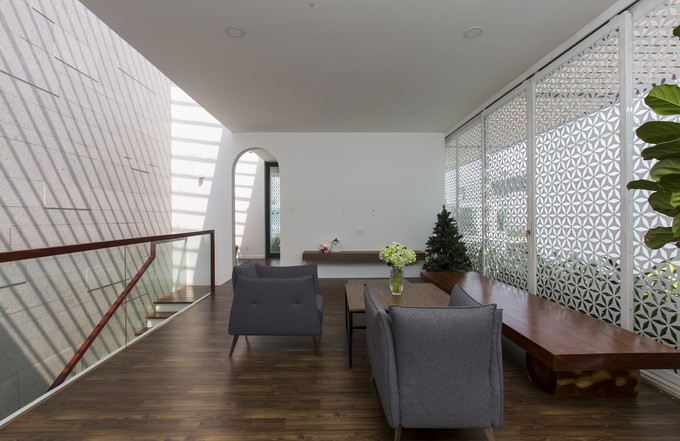 Thay vì dùng kính, các bức tường ở lầu trên cùng, nơi có không gian thờ tự và một không gian sinh hoạt chung, sử dụng lưới thép với hoa văn thiền định. Thay vì dùng kính, các bức tường ở lầu trên cùng, nơi có không gian thờ tự và một không gian sinh hoạt chung, sử dụng lưới thép với hoa văn thiền định.