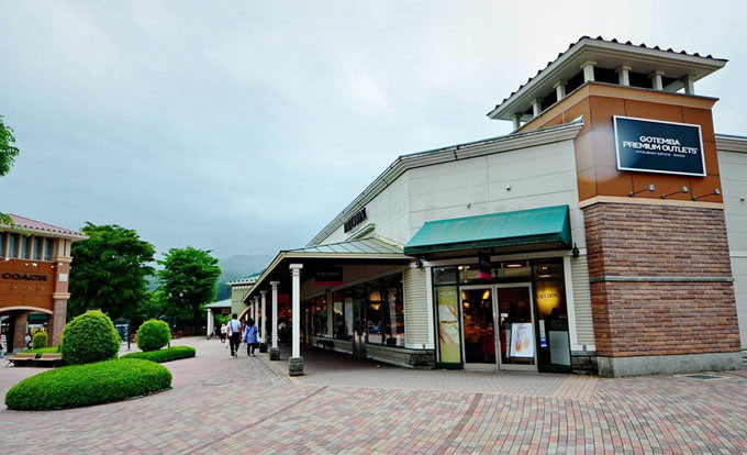 Ở đây có khu mua sắm Chelsea Premium Outlets với hơn 200 thương hiệu nổi tiếng của Nhật Bản và nước ngoài. Bạn nên tránh đi vào cuối tuần và ngày lễ, thời điểm đó, khách rất đông, 5.000 chỗ đậu xe đều được lấp đầy. Ảnh: Hauwito Huang.