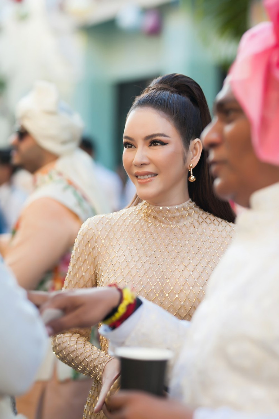 Nói về đám cưới của vợ chồng tỷ phú người Ấn Độ, Lý Nhã Kỳ chia sẻ: "Người Ấn rất coi trọng đám cưới, đó là sự xác nhận chứng minh cho tình yêu vĩnh cửu. Đám cưới có phần truyền thống vớ trang phục sari làm lễ và phần hiện đại, để cô dâu chú rể có thể vui chơi tưng bừng với bạn bè".  Nói về đám cưới của vợ chồng tỷ phú người Ấn Độ, Lý Nhã Kỳ chia sẻ: