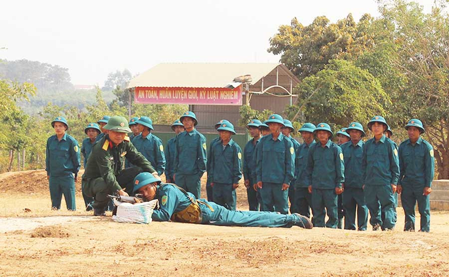  Huấn luyện lực lượng dân quân. Ảnh: N.T