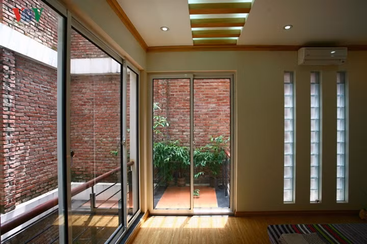  Phòng ngủ ở tầng 2, kế bên giếng trời, luôn tràn ngập ánh sáng.