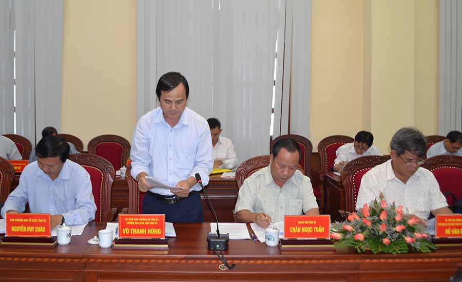 Đồng chí Võ Thanh Hùng-Ủy viên Ban Thường vụ Tỉnh ủy, Trưởng ban Dân vận Tỉnh ủy báo cáo với Đoàn kiểm tra Trung ương. Ảnh: Lê Nam