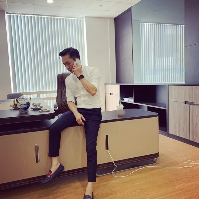 Chiều 8/3, Cường Đô La đăng ảnh của chính mình trên trang cá nhân với dòng chú thích chúc mừng ngày Quốc tế phụ nữ. Anh không quên ghi rõ tấm ảnh do Đàm Thu Trang chụp, đặt kèm biểu tượng trái tim. Cư dân mạng Na Lê nhận xét ở phần bình luận: “Chị theo dõi em đã lâu nhưng từ ngày có Đàm Thu Trang chị thấy em có nhiều thay đổi tích cực”. Không khó để nhận ra, cách hành xử của Cường Đô La ở hiện tại rất khác so với chính anh trước đó.