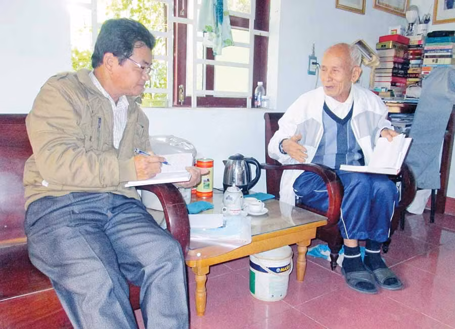  Tác giả và ông Tô Tấn Tài (bìa phải). Ảnh: ĐỨC MẠO