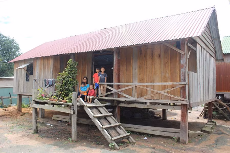  Những ngôi nhà sàn truyền thống là điểm dừng chân lý tưởng cho du khách khi đến tham quan làng Đê Kjiêng. Ảnh: P.L