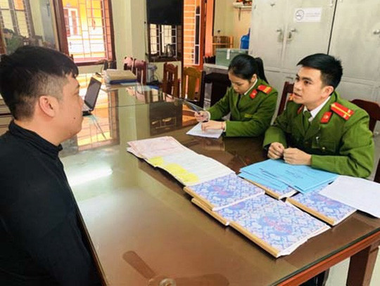  Hoàng Quang Hùng tại cơ quan công an