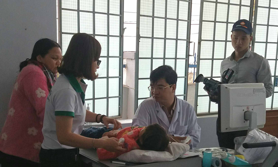 Trẻ được khám sàng lọc bệnh tim miễn phí trong chương trình. Ảnh: Như Nguyện