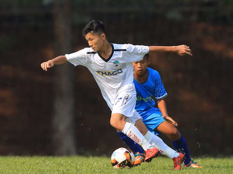 Tiền đạo Nguyễn Thái Quốc Cường (áo trắng) của U15 HA.GL. Ảnh: Minh Trần