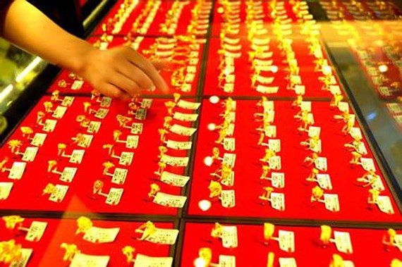 Giá vàng thế giới tăng cao sau tuyên bố giữ nguyên lãi suất của Fed. Ảnh: THX-TTXVN Giá vàng thế giới tăng cao sau tuyên bố giữ nguyên lãi suất của Fed. Ảnh: THX-TTXVN