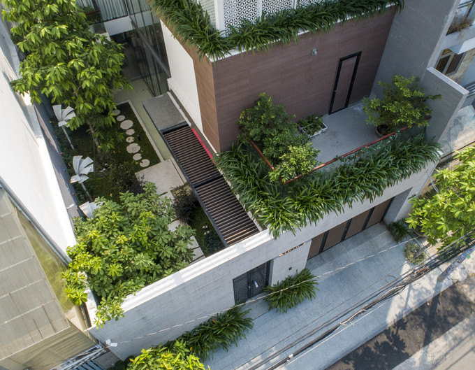 Với mong muốn có một không gian xanh mát và thư giãn thực sự, chủ nhà đã dành một nửa diện tích để làm sân vườn, tiểu cảnh.  Với mong muốn có một không gian xanh mát và thư giãn thực sự, chủ nhà đã dành một nửa diện tích để làm sân vườn, tiểu cảnh.