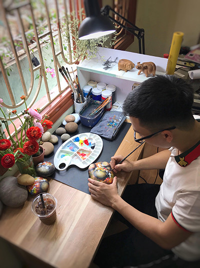 Không gian làm việc của Kiên luôn thoáng đãng và ngập tràn sắc hoa. Ảnh: Trọng Nghĩa. Không gian làm việc của Kiên luôn thoáng đãng và ngập tràn sắc hoa. Ảnh: Trọng Nghĩa.