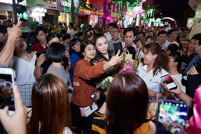 Lý Nhã Kỳ đã rất vui vẻ nhận lời chụp hình của các fan. Lý Nhã Kỳ đã rất vui vẻ nhận lời chụp hình của các fan.