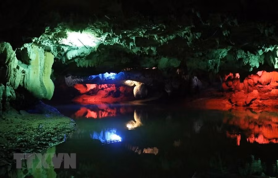 Vẻ đẹp tiềm ẩn trong động Thiên Hà. (Ảnh: Ninh Đức Phương/TTXVN)