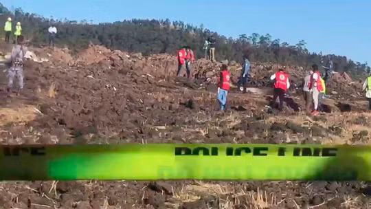 Hiện trường vụ rơi máy bay của hãng hàng không Ethiopian Airlines. Ảnh: AP Hiện trường vụ rơi máy bay của hãng hàng không Ethiopian Airlines. Ảnh: AP