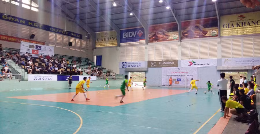 Cổ động viên được mãn nhãn bởi nhiều pha bóng đẹp tại trận chung kết giữa FC Yên Đỗ Gia Lai và FC Bê tông 26. Ảnh: Hà Phương