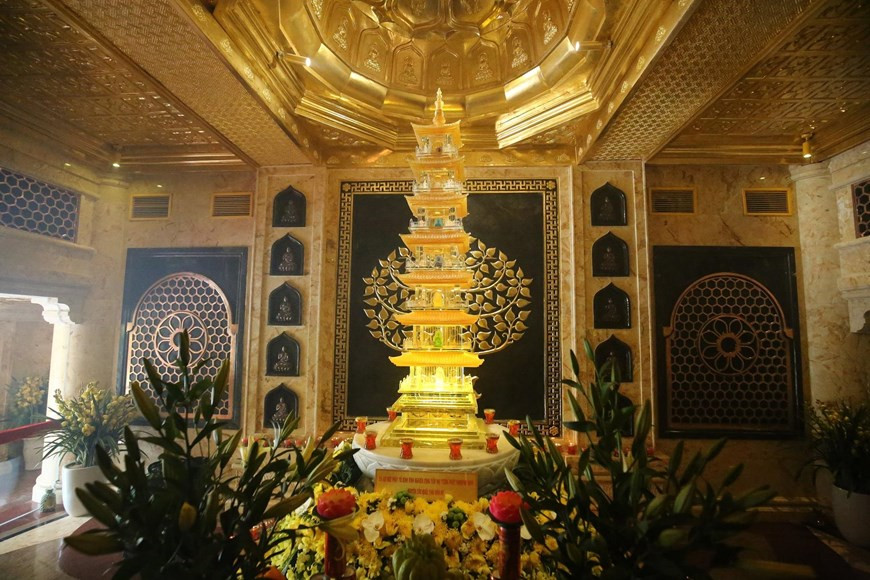 … và lên tới đỉnh thiêng Fansipan du ngoạn trong cõi Phật qua những công trình tâm linh đẹp ngoạn mục, chiêm bái xá lợi Phật trong lòng Đại tượng Phật A di đà cao nhất Việt Nam, để cầu an cho năm mới thuận hòa, suôn sẻ… (Ảnh: CTV)