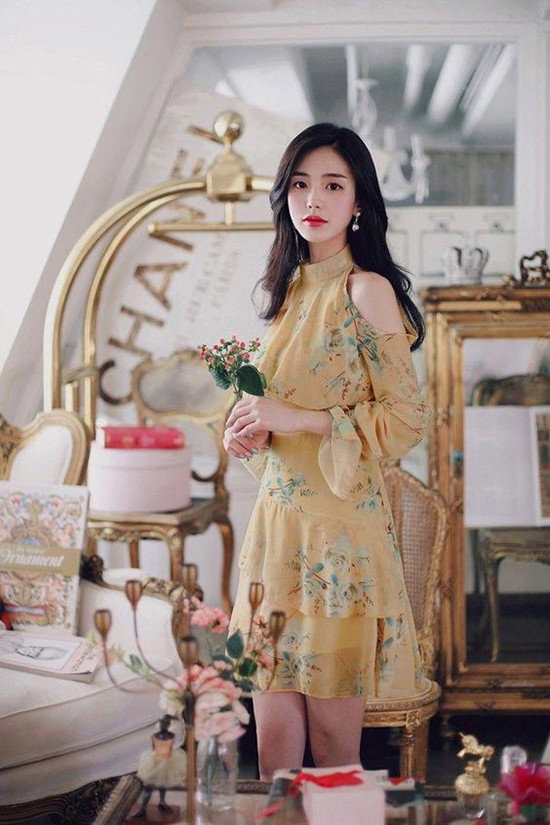  Trên các dáng váy liền thân, đầm xếp tầng điệu đà là chi tiết cut-out gọn gàng tô điểm ở cầu vai.