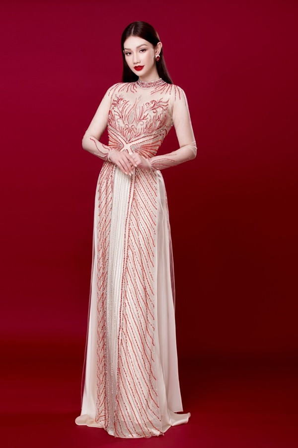 Người đẹp sinh năm 1990 trong tà áo xuyên thấu mang hoa văn được tạo nên từ các hạt cườm Người đẹp sinh năm 1990 trong tà áo xuyên thấu mang hoa văn được tạo nên từ các hạt cườm