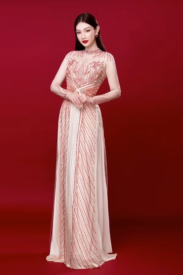 Người đẹp sinh năm 1990 trong tà áo xuyên thấu mang hoa văn được tạo nên từ các hạt cườm