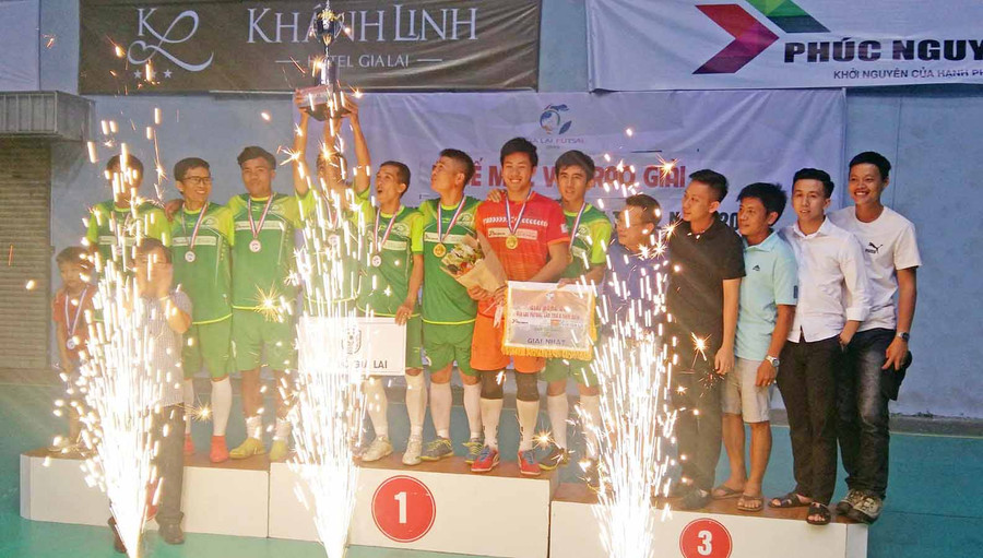 Ban tổ chức trao cúp vô địch cho FC Yên Đỗ Gia Lai. Ảnh: Hà Phương