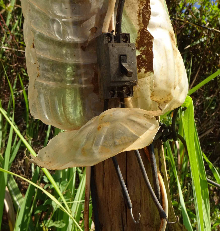 Các attomat đấu nối hở, thấp và thiếu an toàn. Ảnh: Hà Phương